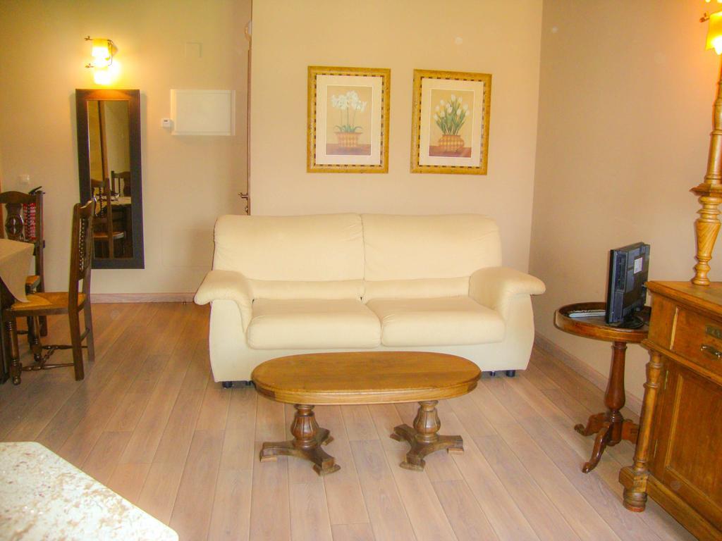 Apartamentos Fandin Ribadeo Oda fotoğraf